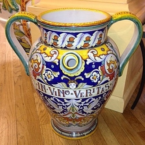 "In vino veritas" Urn